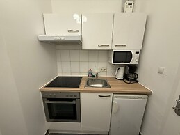 Modern 1BR Apt Steps from Westbahnhof