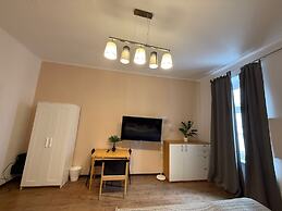 Modern 1BR Apt Steps from Westbahnhof