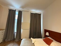 Modern 1BR Apt Steps from Westbahnhof