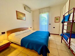 Holiday House With Shared Pool