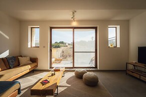 Qala Skyview Penthouse Pool Sunsets BBQ Area