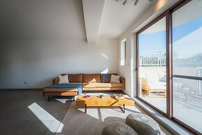Qala Skyview Penthouse Pool Sunsets BBQ Area