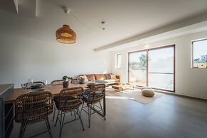 Qala Skyview Penthouse Pool Sunsets BBQ Area