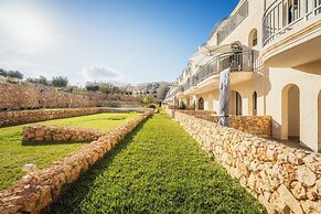 Qala Skyview Penthouse Pool Sunsets BBQ Area