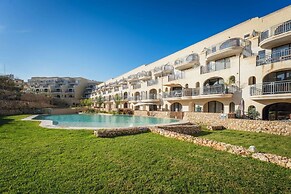 Qala Skyview Penthouse Pool Sunsets BBQ Area