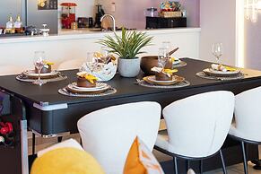 DVH Luxe Retreat 4BR Burj View Apartment