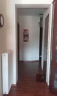 City Center Apartment With Mountain View