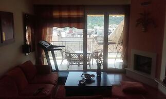 City Center Apartment With Mountain View