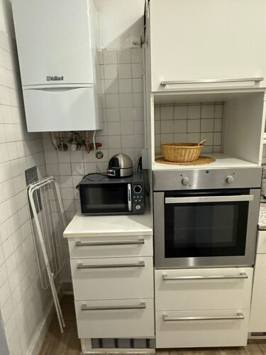 Chic 2BR Apt Steps from Westbahnhof