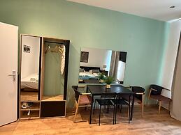Chic 2BR Apt Steps from Westbahnhof