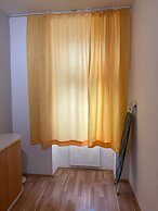 Cozy 1BR Apt with LR Vienna Location