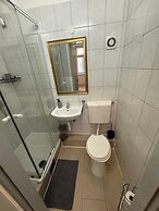 Cozy 1BR Apt with LR Vienna Location