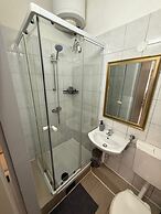 Cozy 1BR Apt with LR Vienna Location