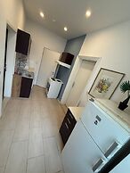 Cozy 1BR Apt with LR Vienna Location