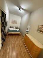 1BR Plus LR Apt Top Vienna Location