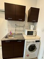 1BR Plus LR Apt Top Vienna Location