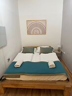 1BR Plus LR Apt Top Vienna Location