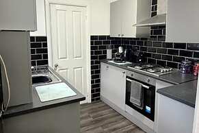2 Bed Flat - Sleeps 3 - Parking - Wifi