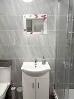 2 Bed Flat - Sleeps 3 - Parking - Wifi