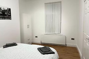 2 Bed Flat - Sleeps 3 - Parking - Wifi