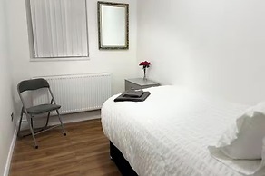 2 Bed Flat - Sleeps 3 - Parking - Wifi