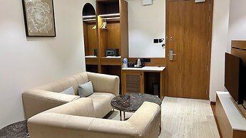 Pravasa Stay, Bapat Square