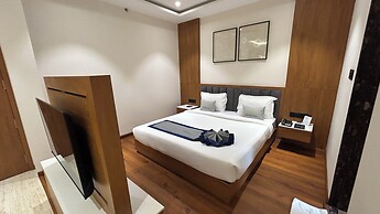 Pravasa Stay, Bapat Square