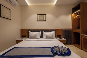 Pravasa Stay, Bapat Square