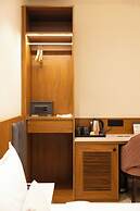 Pravasa Stay, Bapat Square