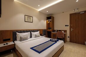 Pravasa Stay, Bapat Square
