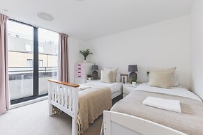 Spacious 3 Bedroom Flat in Kensington