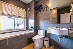 Meet Holiday International Hotel