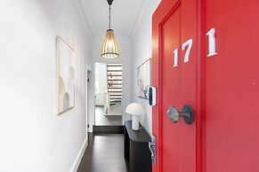 Stylish 4BR City Retreat