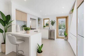 Stylish 4BR City Retreat