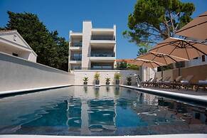 Bumblebee apartments & rooms with pool