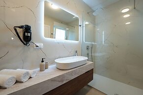 Bumblebee apartments & rooms with pool