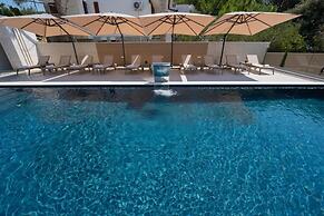 Bumblebee apartments & rooms with pool