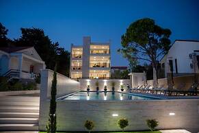 Bumblebee apartments & rooms with pool