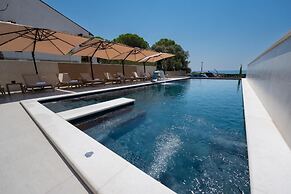 Bumblebee apartments & rooms with pool