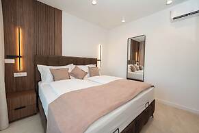 Bumblebee apartments & rooms with pool