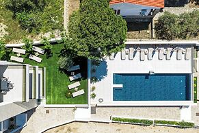 Bumblebee apartments & rooms with pool