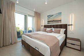 Bumblebee apartments & rooms with pool