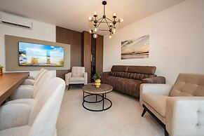 Bumblebee apartments & rooms with pool