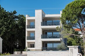 Bumblebee apartments & rooms with pool