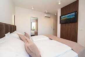 Bumblebee apartments & rooms with pool