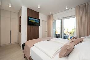 Bumblebee apartments & rooms with pool