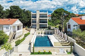 Bumblebee apartments & rooms with pool