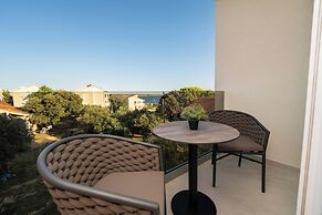 Bumblebee apartments & rooms with pool