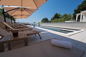 Bumblebee apartments & rooms with pool