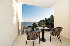 Bumblebee apartments & rooms with pool